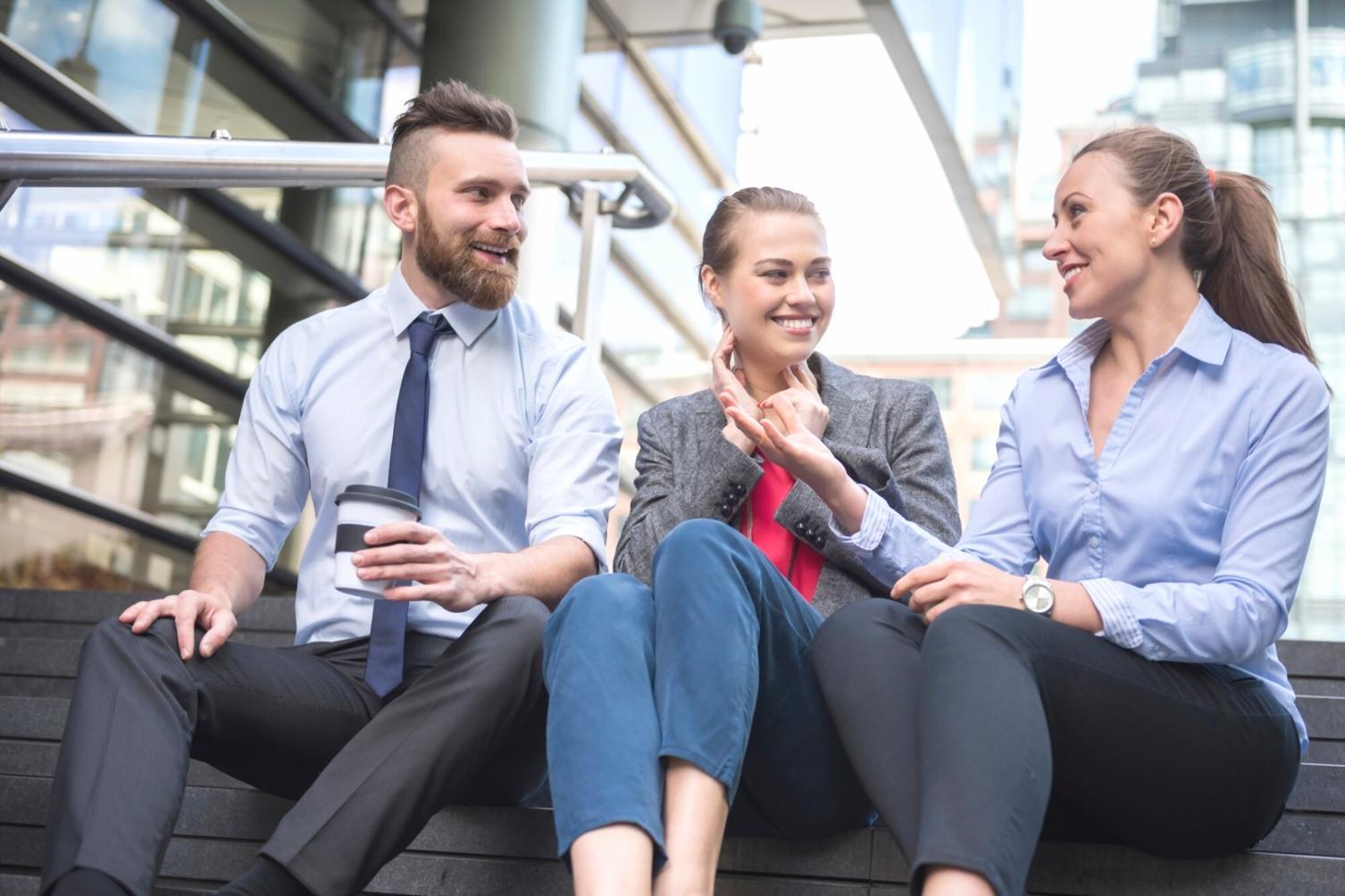 Documenti assicurativi organizzati su scrivania