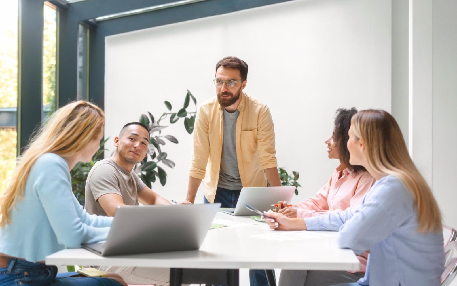 Processo di analisi assicurativa con documenti e calcolatrice